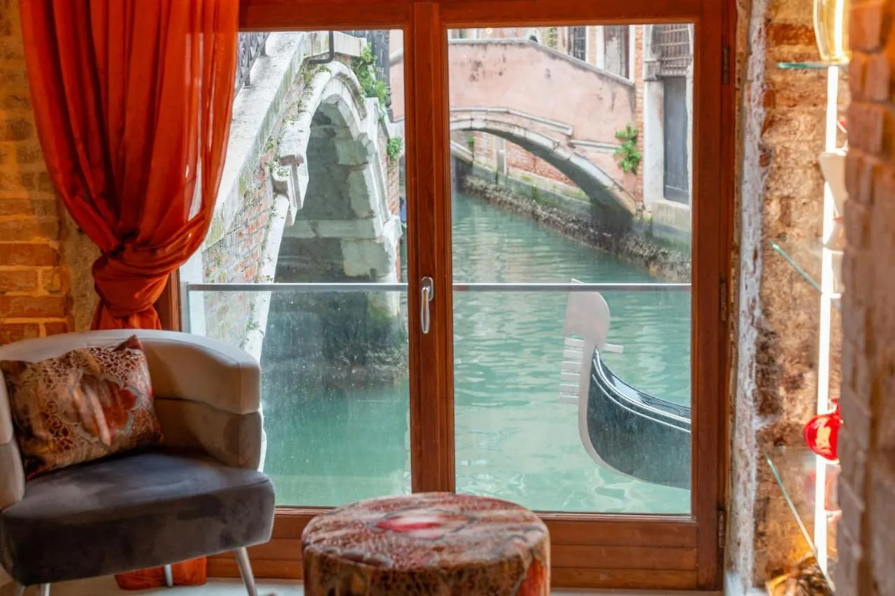 Casa Manina sul Ponte - Your private Canal View Venezia 0*,  Italia