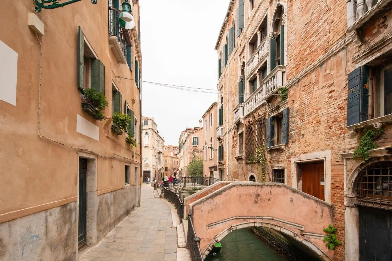 Apartamento Casa Manina Sul Ponte - Your Private Canal View Veneza